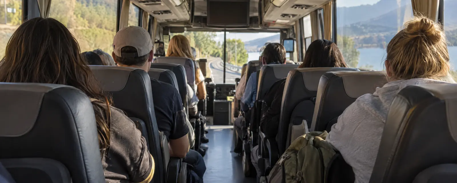 Gruppo di passeggeri su un pullman