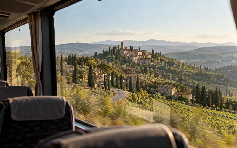 Paesaggio toscano visto dal finestrino di un pullman